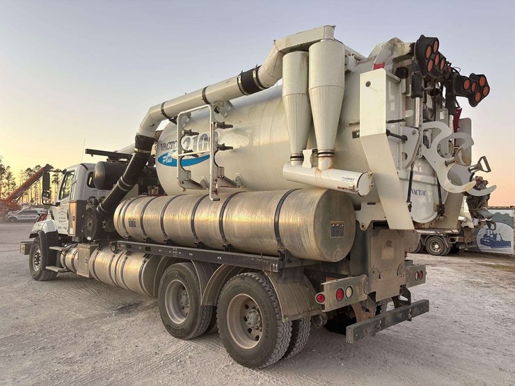 2017-freightliner-114sd-image-4