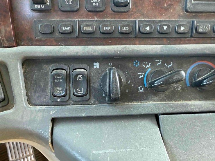 2000-freightliner-fl120-century-class-semi-image-11