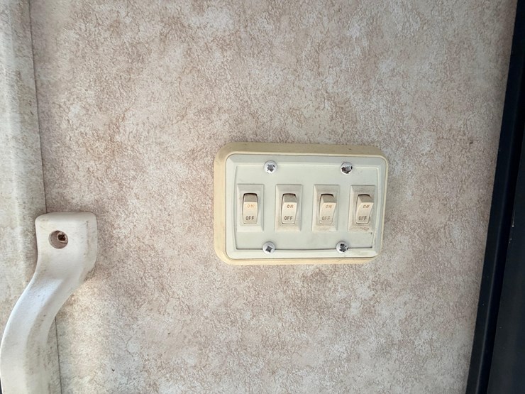 #2250-•-2005-nu-wa-hitchhiker-ii-ls-fifth-wheel-travel-trailer-image-37