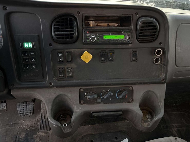 2017-freightliner-114sd-image-38
