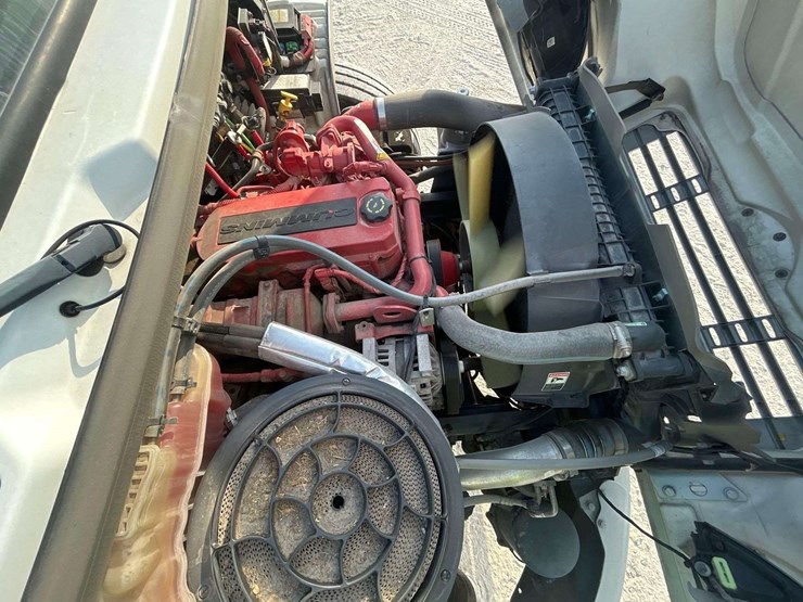 2020-freightliner-m2-106-image-9