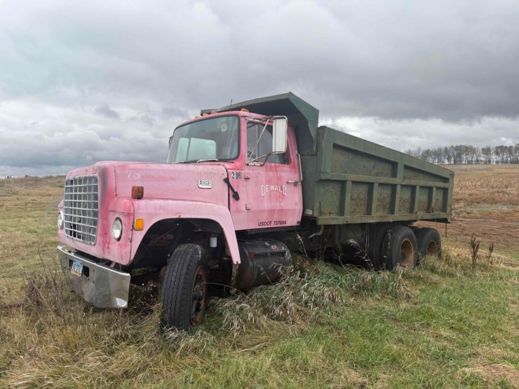 1973-ford-800-image-1