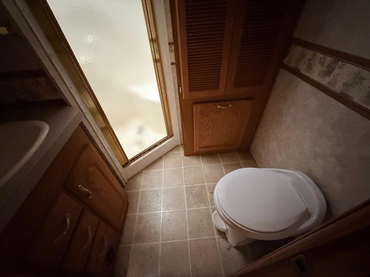 #2250-•-2005-nu-wa-hitchhiker-ii-ls-fifth-wheel-travel-trailer-image-36