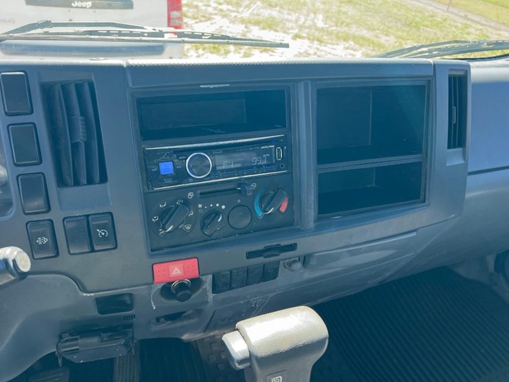 2015-isuzu-nrr-image-23