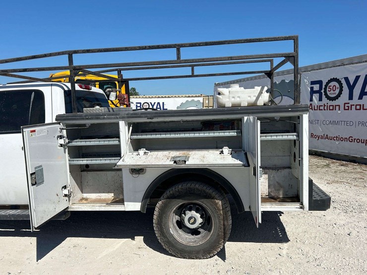 2014-chevrolet-silverado-3500-image-24