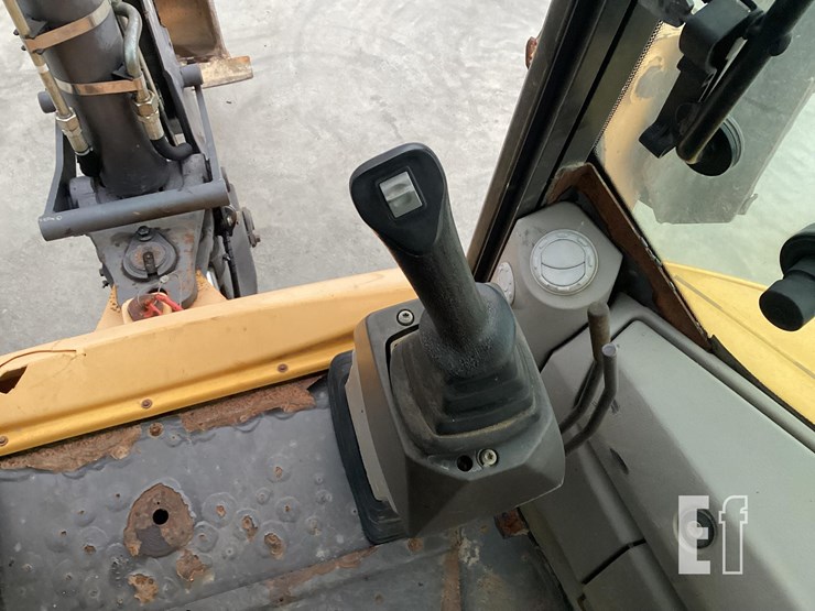 2012-volvo-bl70b-image-16