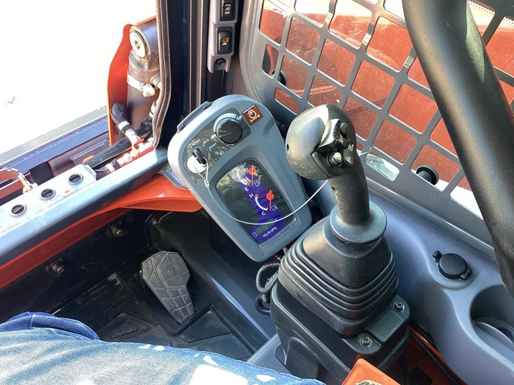 2025-kubota-ssv65-image-16