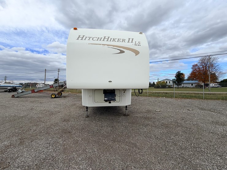 #2250-•-2005-nu-wa-hitchhiker-ii-ls-fifth-wheel-travel-trailer-image-3