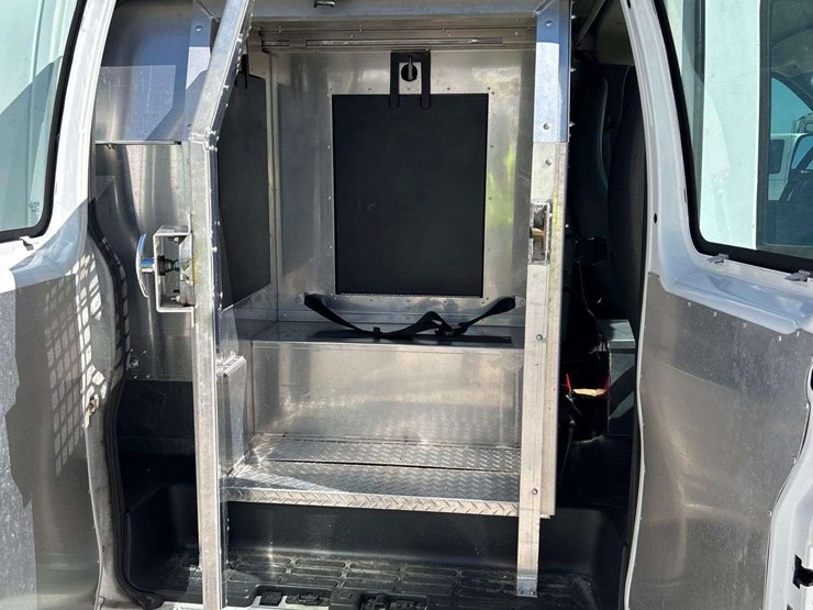 2012-gmc-3500-image-16