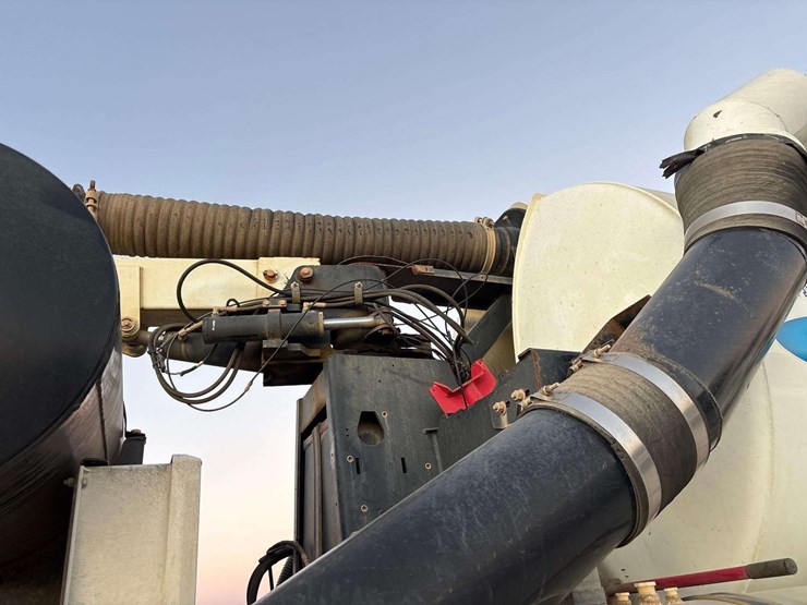 2017-freightliner-114sd-image-13