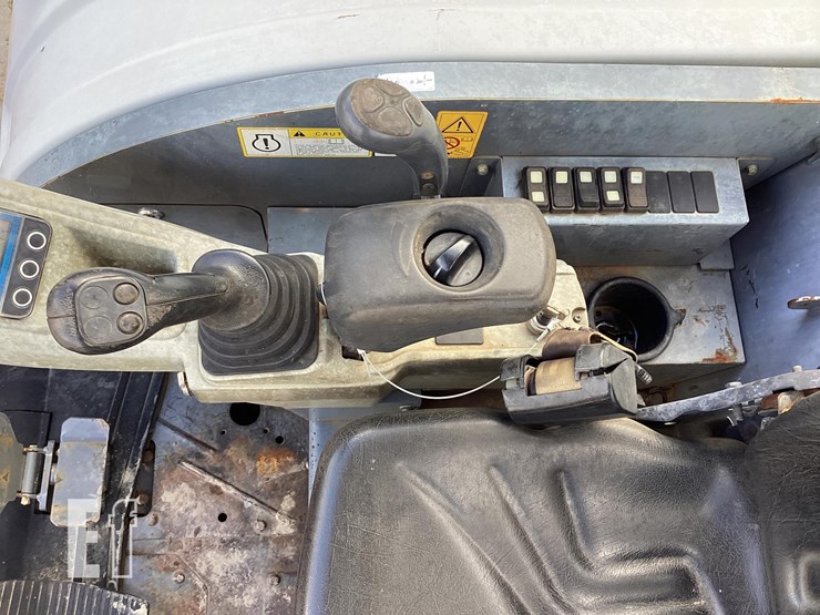 2018-takeuchi-tb240-image-17