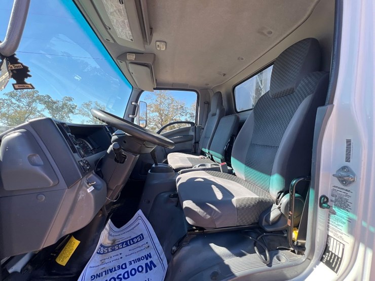 2015-isuzu-nrr-image-21