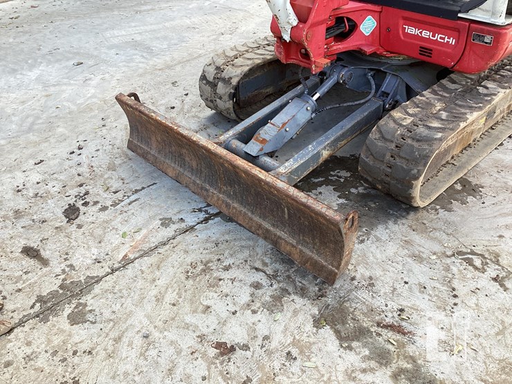 2018-takeuchi-tb240-image-12