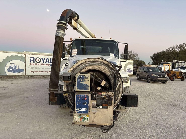 2017-freightliner-114sd-image-45