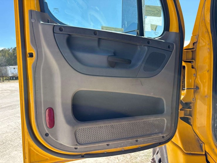 2017-freightliner-cascadia-125-image-16