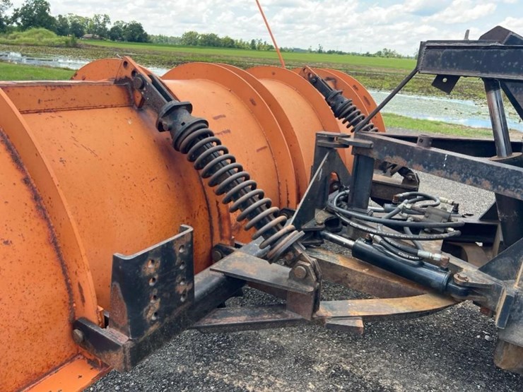 mack-granite-cv713-image-11