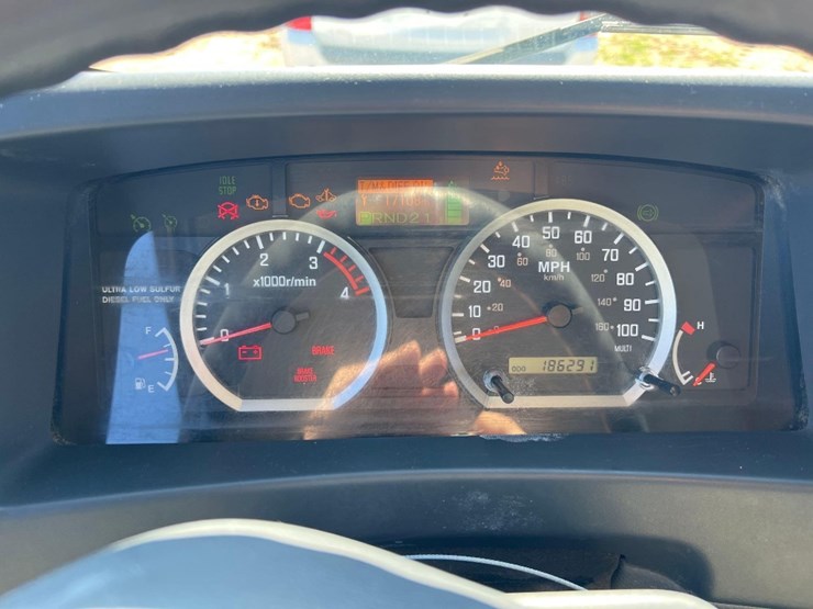 2015-isuzu-nrr-image-27