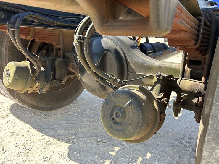 2018-freightliner-m2-106-image-33