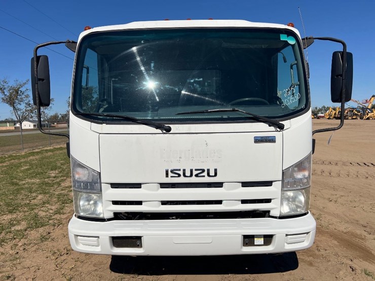 2015-isuzu-nrr-image-7