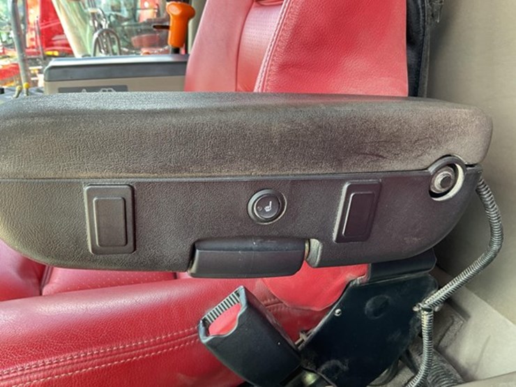 2011-case-ih-6088-image-31