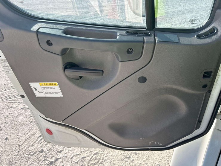 2020-freightliner-m2-106-image-12