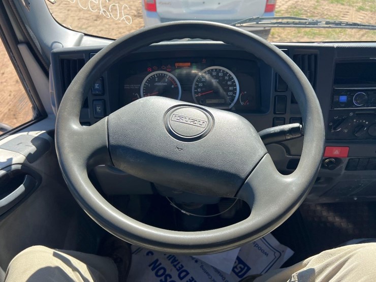 2015-isuzu-nrr-image-25