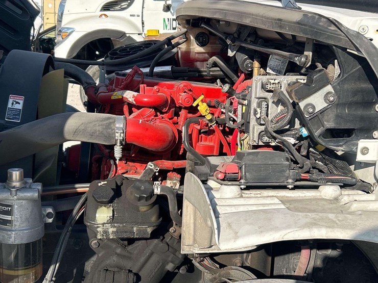 2020-freightliner-m2-106-image-7