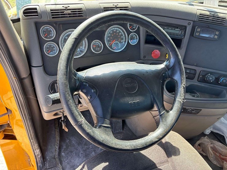 2017-freightliner-cascadia-125-image-18