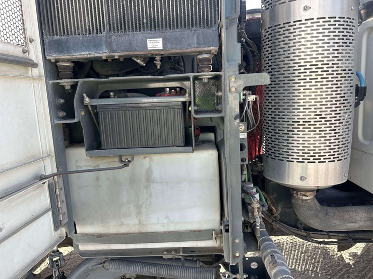 2020-freightliner-m2-106-image-24