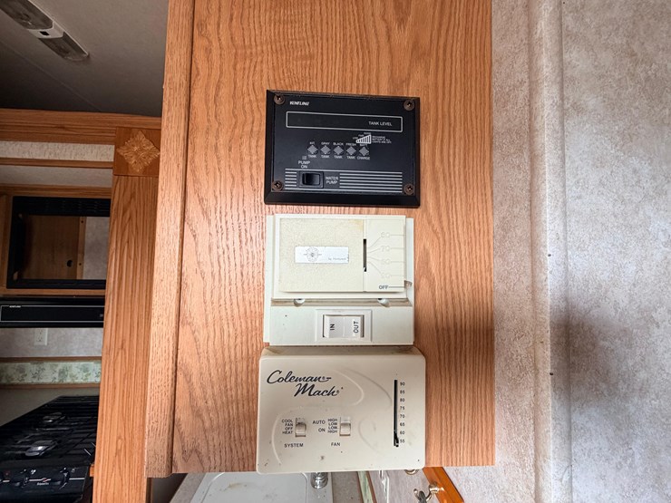 #2250-•-2005-nu-wa-hitchhiker-ii-ls-fifth-wheel-travel-trailer-image-40