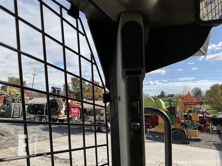 2018-new-holland-c232-image-18