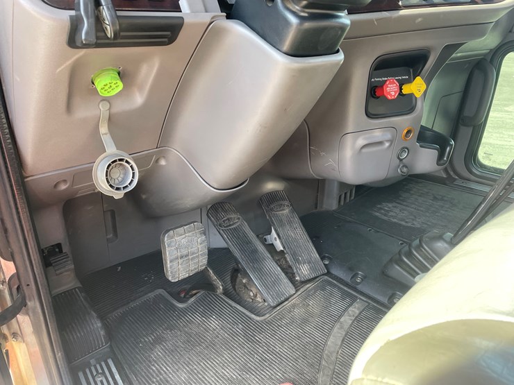 #3824-•-2019-peterbilt-heavy-rotator-(has-mn-title-in-delay,-may-take-6-8-weeks)-image-94