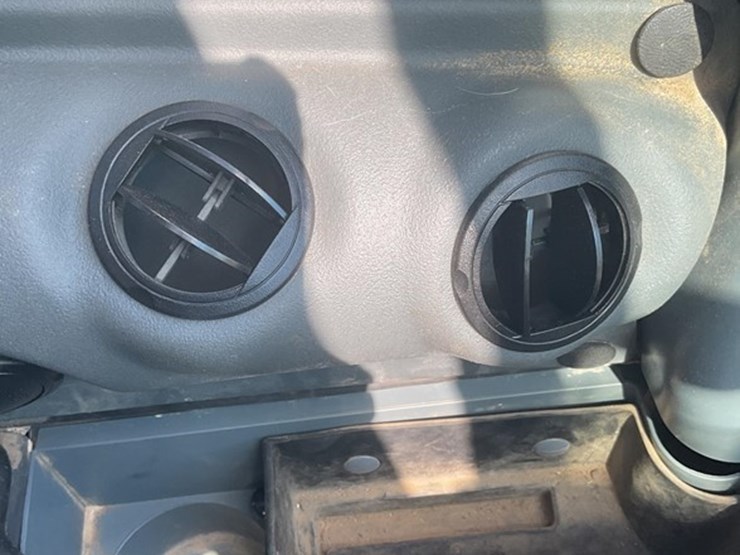 2012-new-holland-l225-image-25