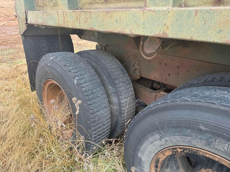 1973-ford-800-image-8