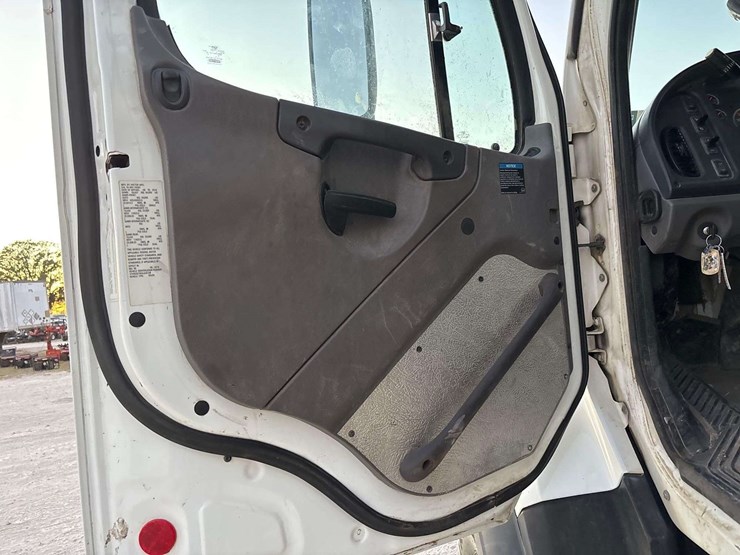 2017-freightliner-114sd-image-32