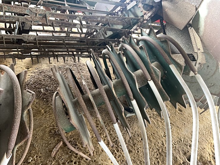 kmc-4-row-peanut-digger-image-8