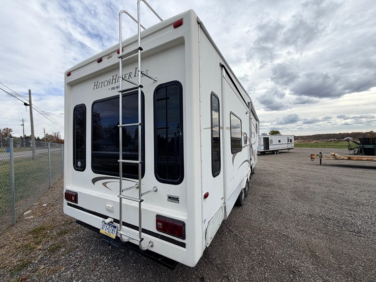 #2250-•-2005-nu-wa-hitchhiker-ii-ls-fifth-wheel-travel-trailer-image-8