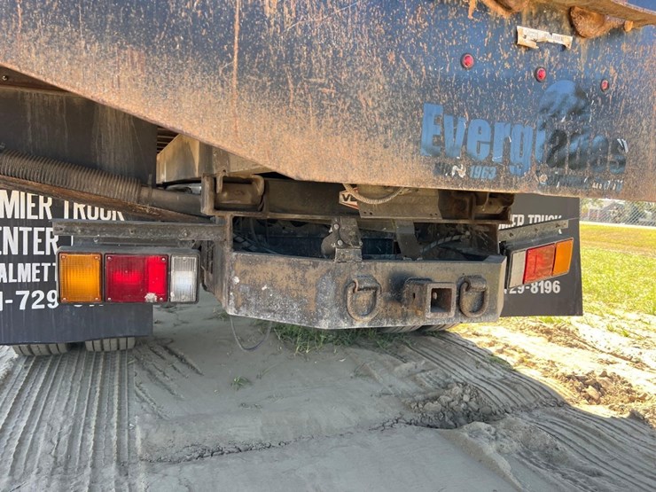 2015-isuzu-nrr-image-14