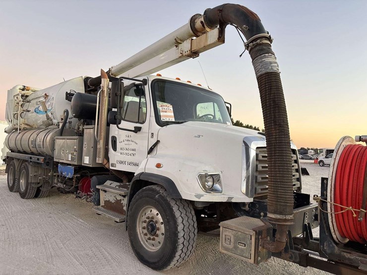 2017-freightliner-114sd-image-19