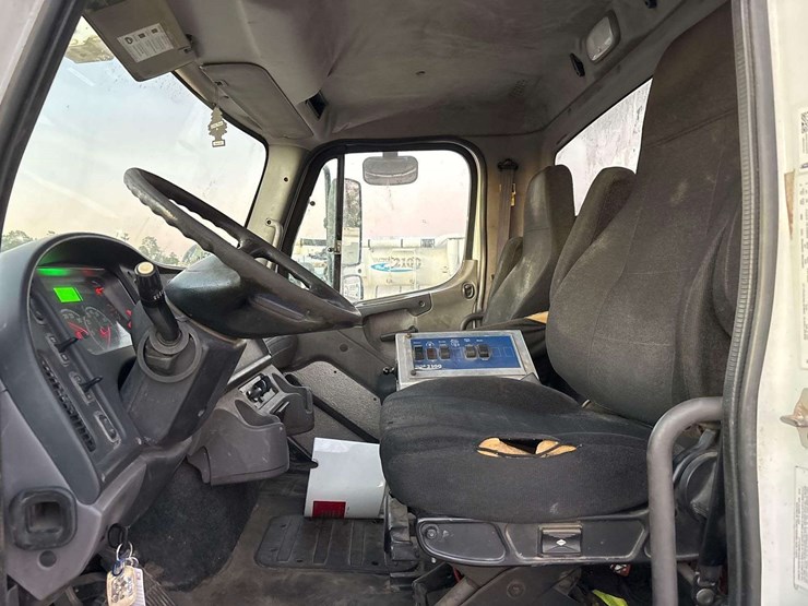 2017-freightliner-114sd-image-33