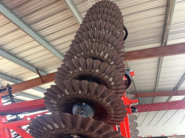 kuhn-excelerator-8005-vertical-tillage-image-5