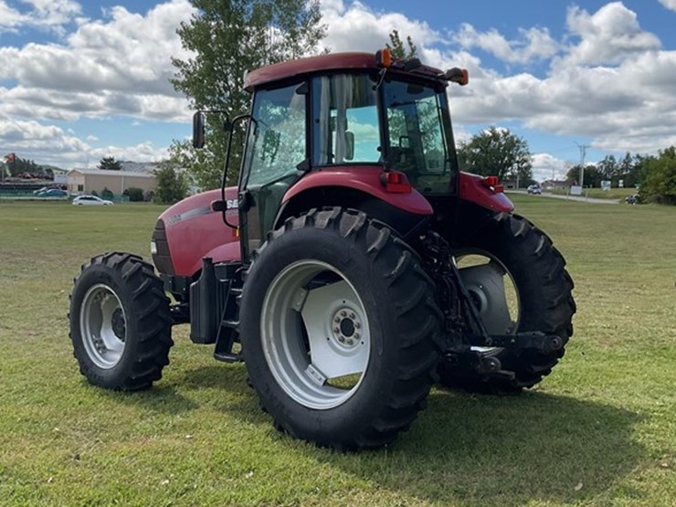 2015-case-ih-farmall-140a-image-4