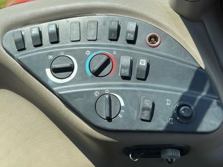 2010-case-ih-magnum-305-image-16