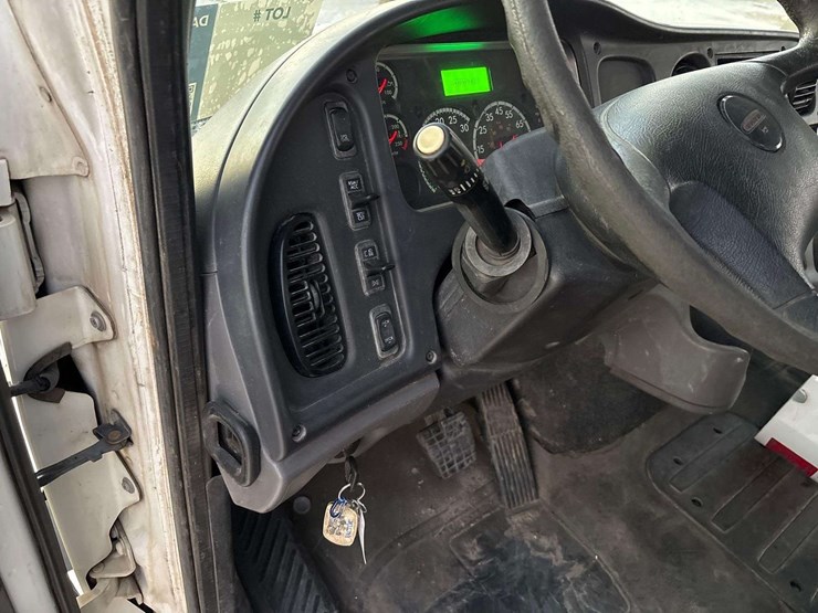 2017-freightliner-114sd-image-35