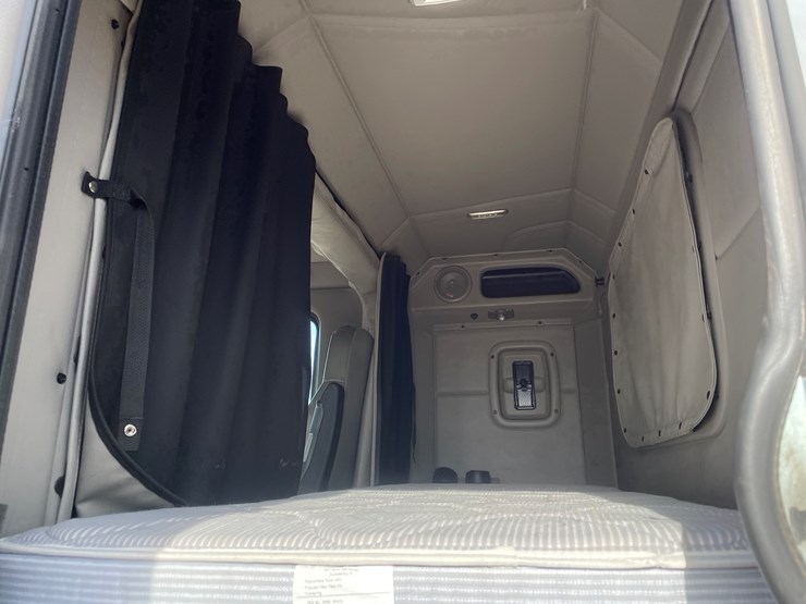 #3822-•-2019-peterbilt-heavy-rotator-truck-(has-mn-title-in-delay,-may-take-6-8-weeks)-image-7