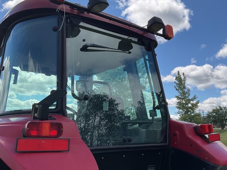 2015-case-ih-farmall-140a-image-23