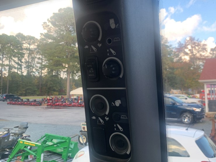 new-holland-tv140-image-21