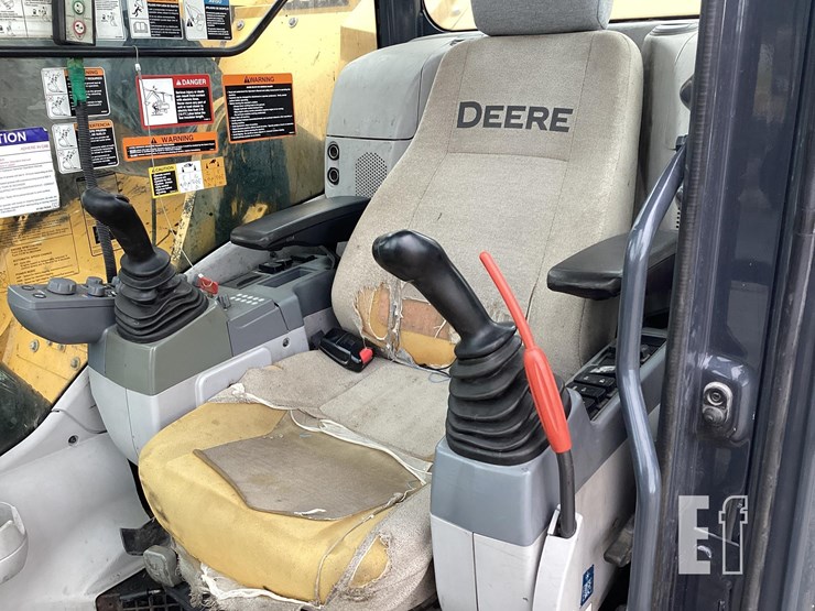 2019-deere-245g-lc-image-12