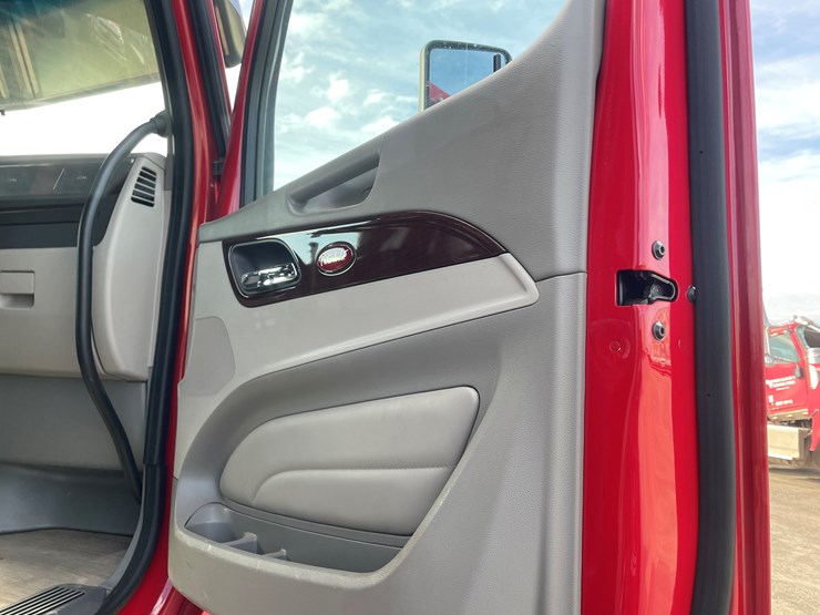 #3822-•-2019-peterbilt-heavy-rotator-truck-(has-mn-title-in-delay,-may-take-6-8-weeks)-image-36