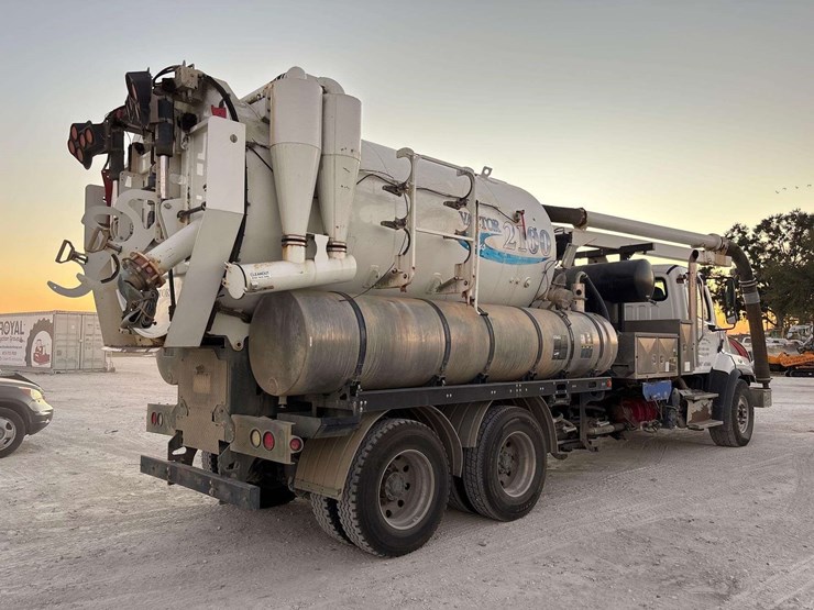 2017-freightliner-114sd-image-3